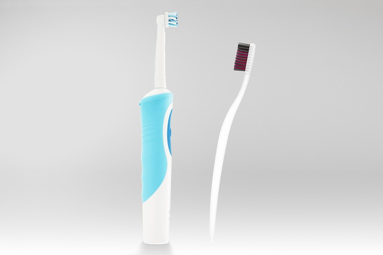 Cepillo eléctrico o cepillo de dientes manual. Cuál es mejor - Escola Pejoan